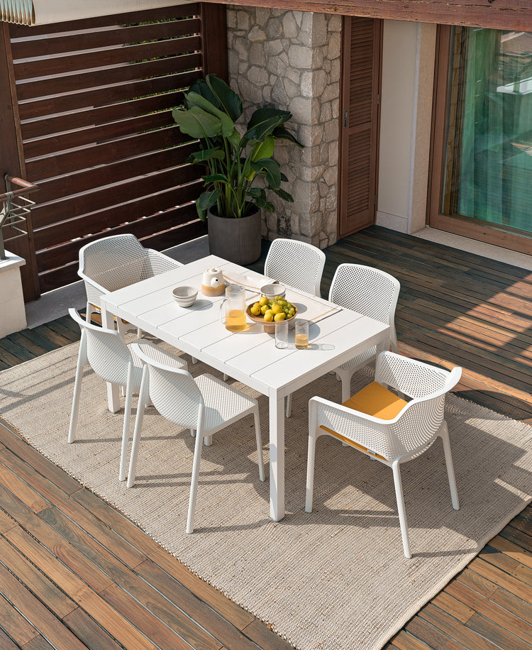 Nardi Sets B2C - Large outdoor garden table with white chairs, ideal for summer dining and family gatherings.