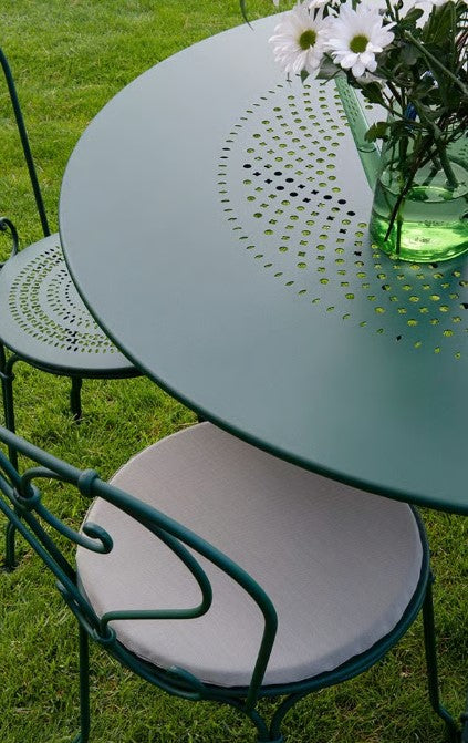Load image into Gallery viewer, Fermob 1900 outdoor dining table with a 96 cm diameter, featuring a sleek round design for patio or garden use.