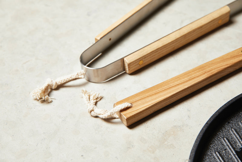 Load image into Gallery viewer, Vinga Paso grill tongs with stainless steel tips and ergonomic handle for flipping and serving grilled foods.