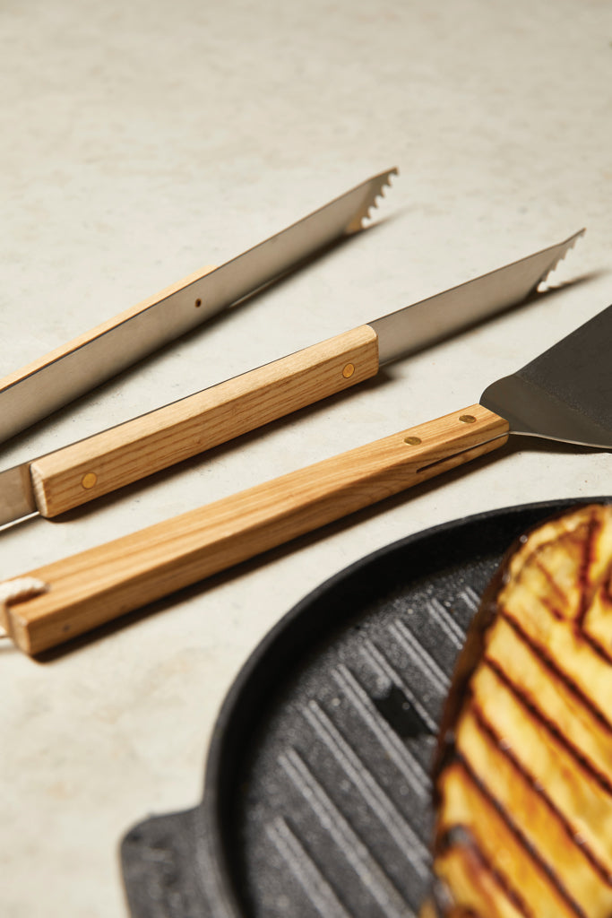 Load image into Gallery viewer, Vinga Paso grill tongs with stainless steel handles, ideal for grilling and serving barbecue food.