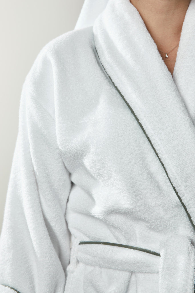 Load image into Gallery viewer, Vinga Harper bathrobe in size L/XL, soft plush fabric, beige color, with shawl collar and waist tie for comfortable home wear.