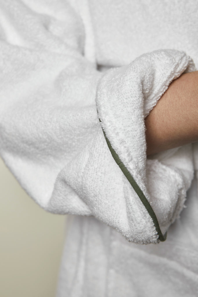 Load image into Gallery viewer, Vinga Harper bathrobe in size L/XL, soft plush fabric, shown hanging on a hook, cozy home loungewear for comfort.
