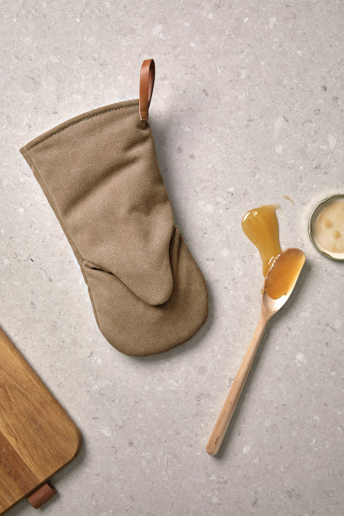 Load image into Gallery viewer, VINGA Asado oven mitt - Custom Wood Designs