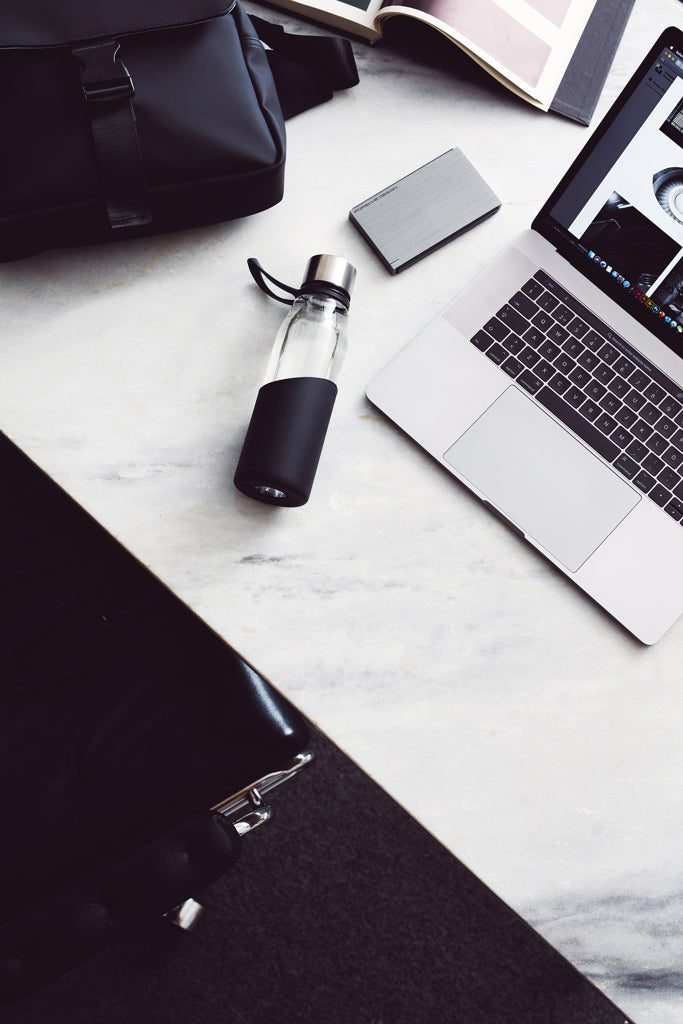 Load image into Gallery viewer, Vinga Lean Glass Water Bottle, clear drinkware with a sleek design, featuring a metal lid and transparent glass body.