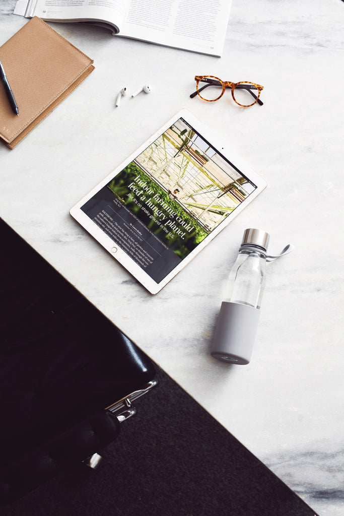 Load image into Gallery viewer, Vinga Lean Glass Water Bottle, clear reusable drinkware with a sleek design and leak-proof lid for hydration.