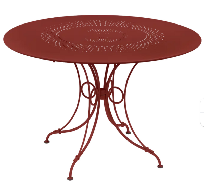 Load image into Gallery viewer, Round Fermob 1900 outdoor table with 117cm diameter in vibrant Chilli color, suitable for outdoor patio or garden settings.