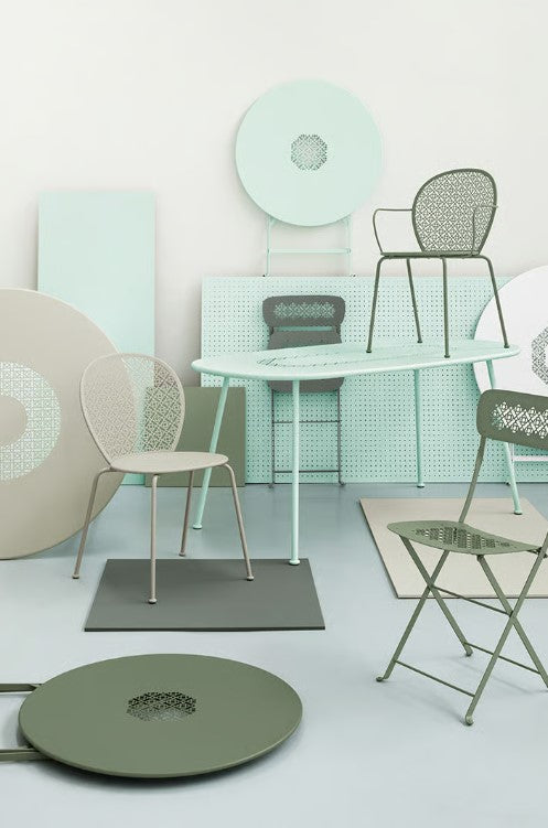 Load image into Gallery viewer, Fermob LORETTE oval metal table measuring 160x90 cm, suitable for outdoor restaurant and hotel hospitality settings.