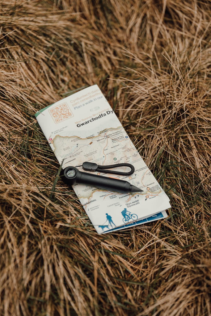 Load image into Gallery viewer, Nordic Drift Drift Trial RCS portable infinity pocket pen with compass, compact writing instrument in black with silver accents.