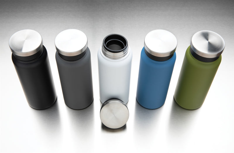 Load image into Gallery viewer, Recycled stainless steel vacuum bottle by XD Collection, 600ML drinkware with a sleek, insulated design for hot and cold beverages.