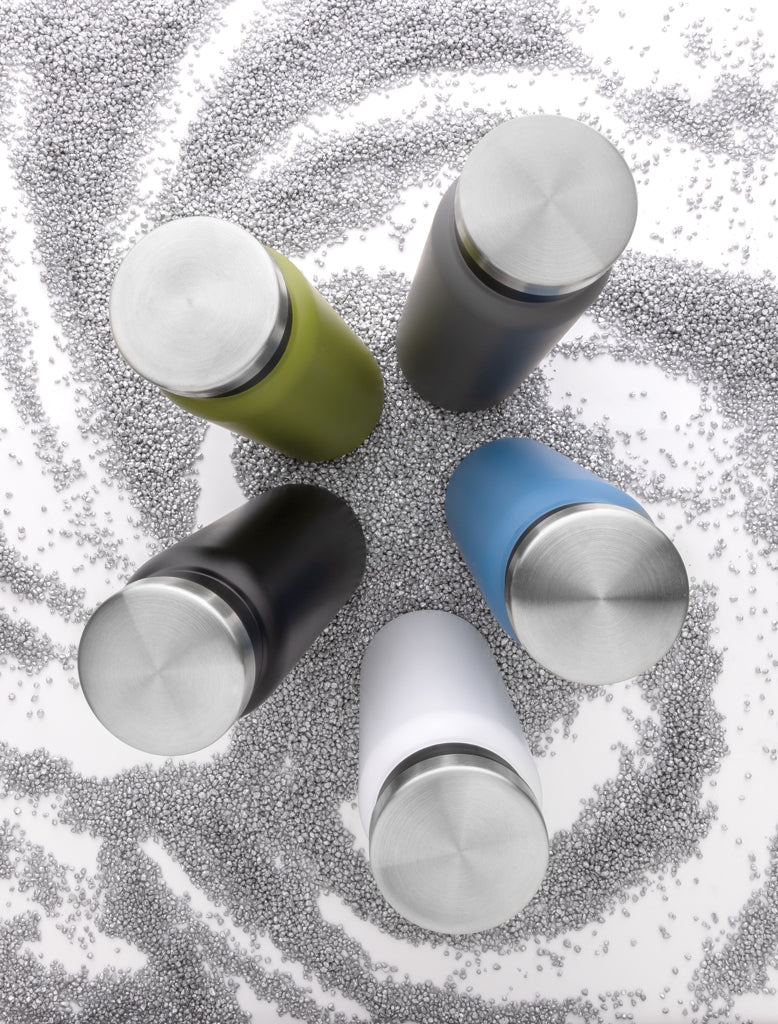Load image into Gallery viewer, Recycled stainless steel vacuum bottle by XD Collection, 600ML drinkware with a sleek design for hot and cold beverages.