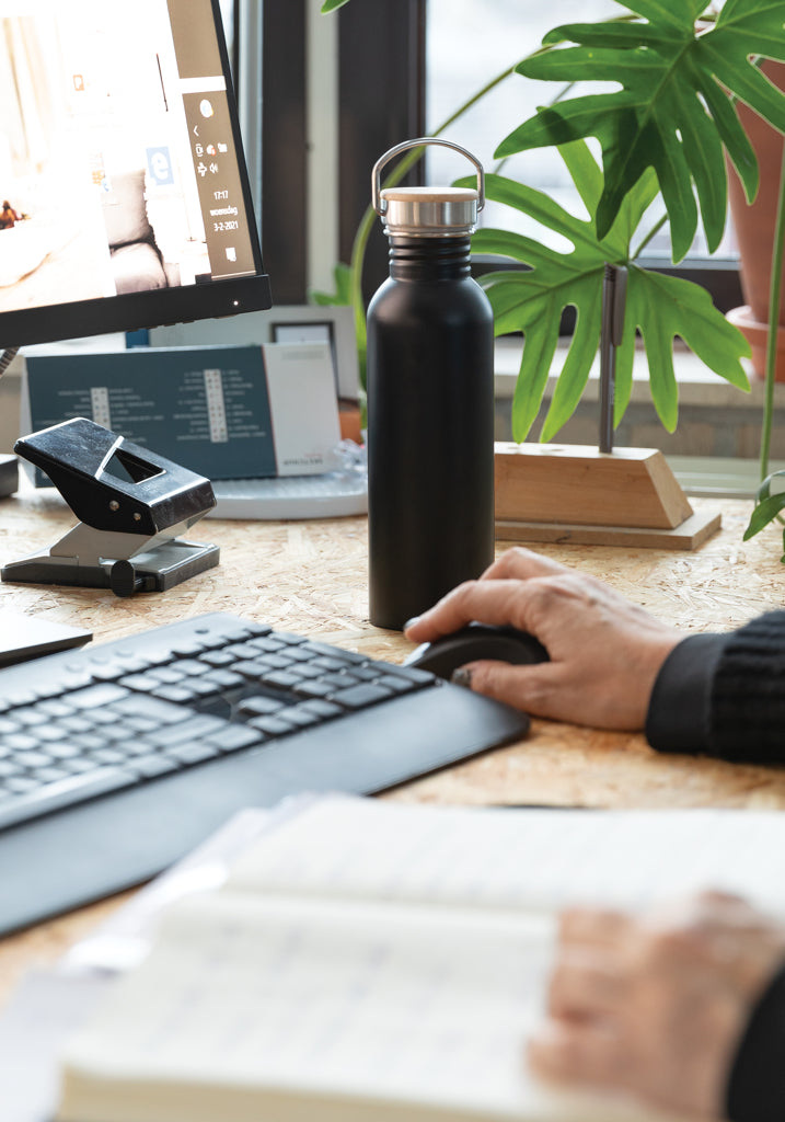 Load image into Gallery viewer, Modern stainless steel drinkware bottle with bamboo lid from XD Collection, featuring a sleek design and eco-friendly bamboo top.