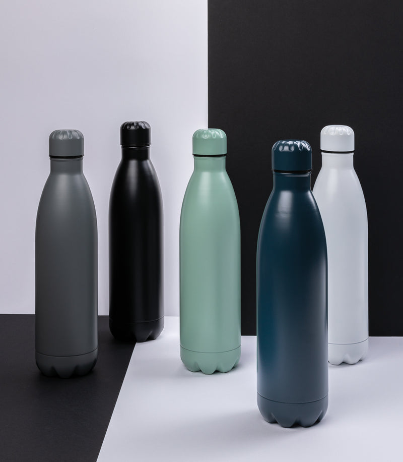 Load image into Gallery viewer, Solid color stainless steel vacuum bottle by XD Collection, 750ml drinkware with a sleek, durable design and secure lid.