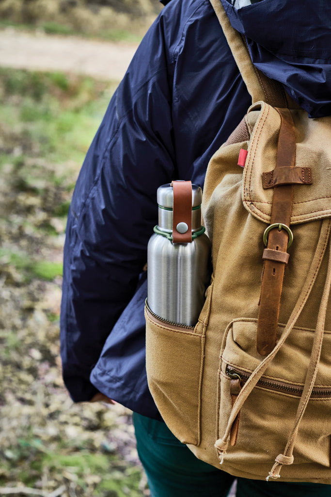Load image into Gallery viewer, Black + Blum insulated large 750ml water bottle in black with a sleek, modern design for hot and cold drinks.
