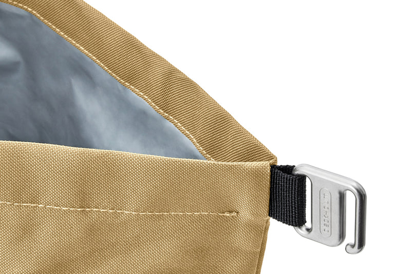 Load image into Gallery viewer, Black + Blum insulated outdoor lunch cooler bag in black with a 6.7L capacity, designed for keeping food fresh on the go.