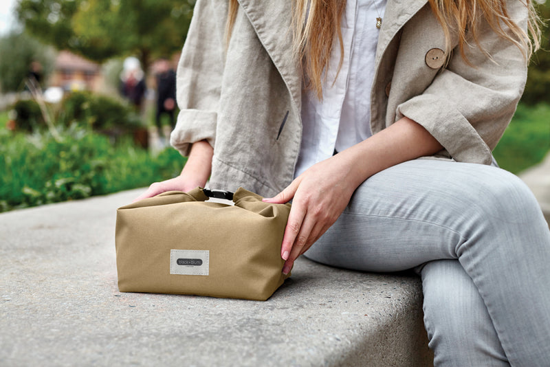 Load image into Gallery viewer, Black+Blum 6.7L insulated outdoor lunch cooler bag with black exterior and carry handle, designed for keeping food fresh.