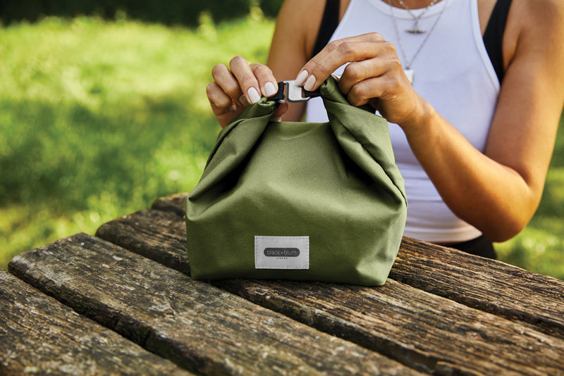 Load image into Gallery viewer, Black+Blum 6.7L insulated outdoor lunch cooler bag with black exterior and carrying handle, designed for keeping food fresh.