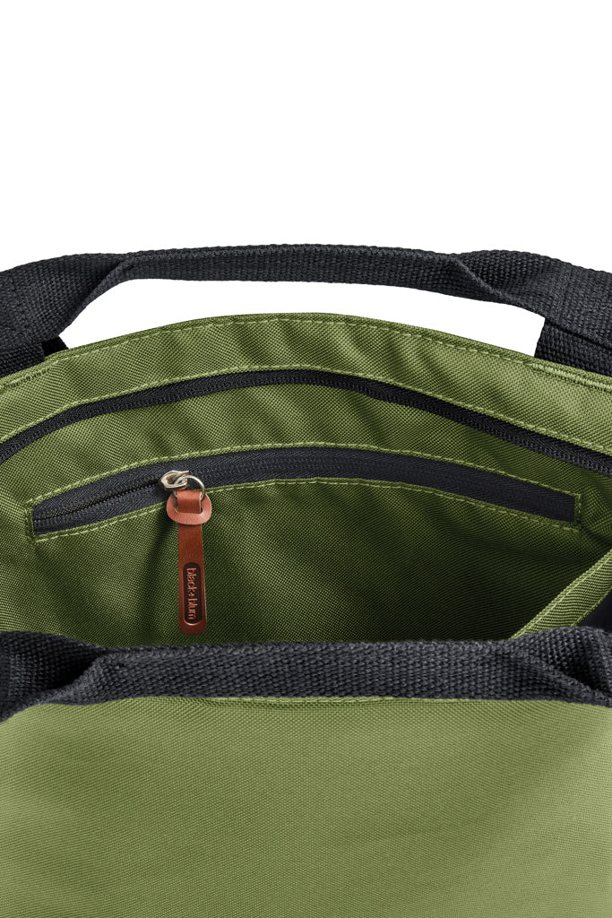 Load image into Gallery viewer, Black + Blum 16L insulated outdoor tote cooler bag with durable handle and insulated interior for keeping food and drinks cold.