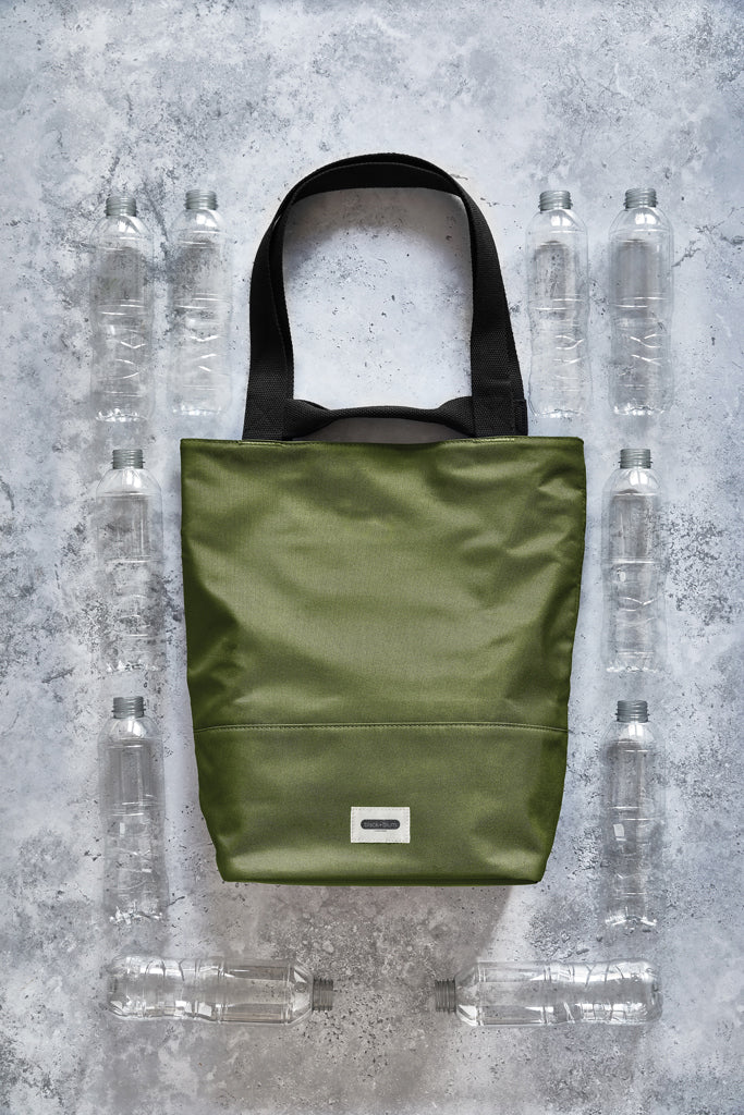 Load image into Gallery viewer, Black + Blum 16L insulated outdoor tote cooler bag with sturdy handle and insulated interior for keeping food and drinks cold.