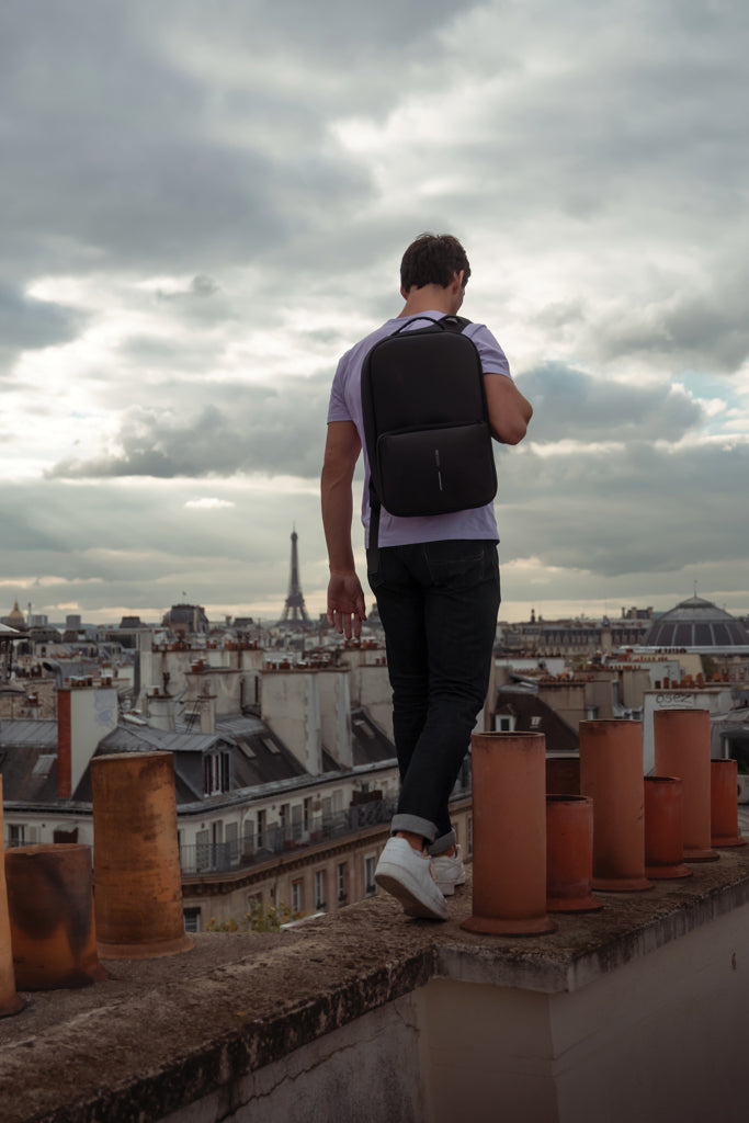 Load image into Gallery viewer, XD Design Flex Gym Bag in black with multiple compartments and adjustable straps, designed for convenient travel and gym use.