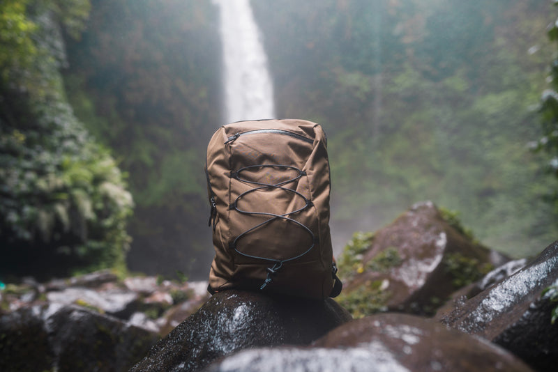 Load image into Gallery viewer, Impact AWARE™ hiking backpack 18L from XD Collection featuring adjustable straps and multiple compartments for outdoor travel.