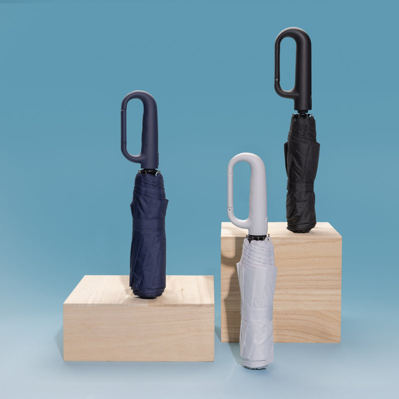 Load image into Gallery viewer, XD Collection Yara 21-inch AWARE™ RPET solid color umbrella with carabiner, showcasing vibrant fabric and convenient attachment clip.