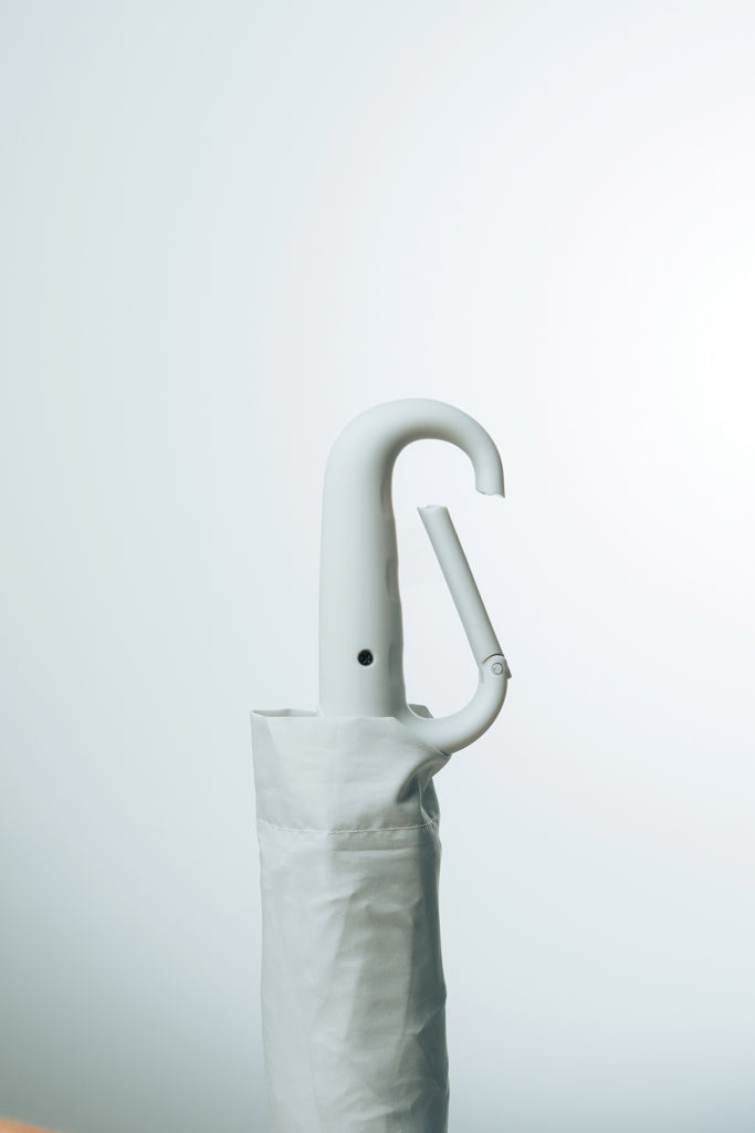Load image into Gallery viewer, XD Collection Yara 21-inch AWARE™ RPET solid color umbrella with carabiner, featuring a durable canopy and convenient clip.