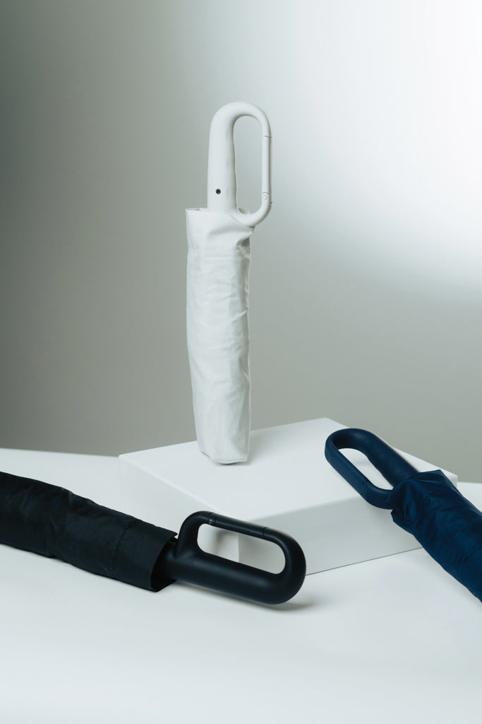 Load image into Gallery viewer, XD Collection Yara 21-inch AWARE™ RPET solid color umbrella with carabiner for easy carrying and eco-friendly design.