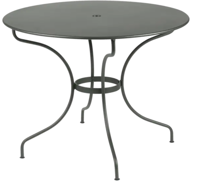 Load image into Gallery viewer, Fermob OPÉRA+ outdoor metal table with a 96 cm diameter, designed for five seats, in a stylish garden setting.