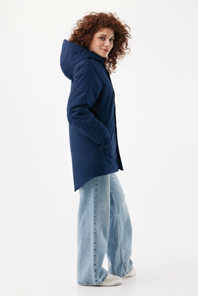 Load image into Gallery viewer, Thelon recycled polyester parka by iqoniq, showing a close-up of the textile fabric with a focus on the material's texture and stitching.