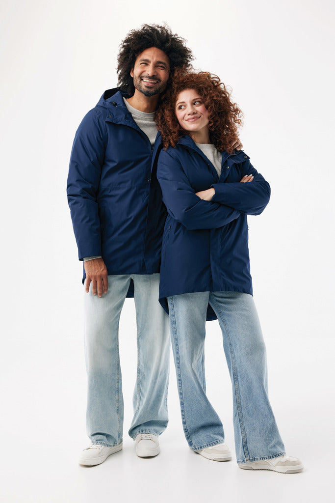 Load image into Gallery viewer, Iqoniq Thelon recycled polyester parka, textile outerwear with hood and zipper, shown in a natural outdoor setting.