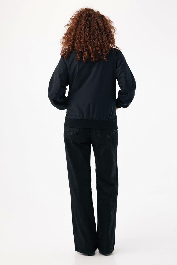 Load image into Gallery viewer, Iqoniq Odin recycled polyester urban jacket in textile, shown in a stylish outdoor setting with a modern fit and eco-friendly design.