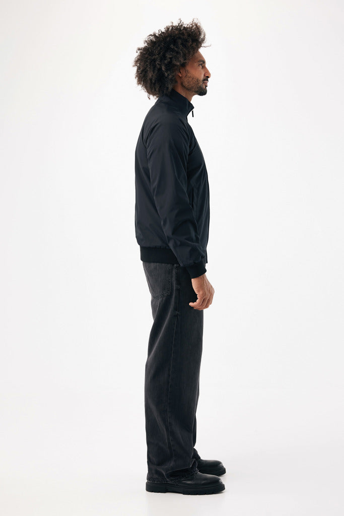 Load image into Gallery viewer, Iqoniq Odin recycled polyester urban jacket displayed with front view, showcasing the eco-friendly textile and modern design.