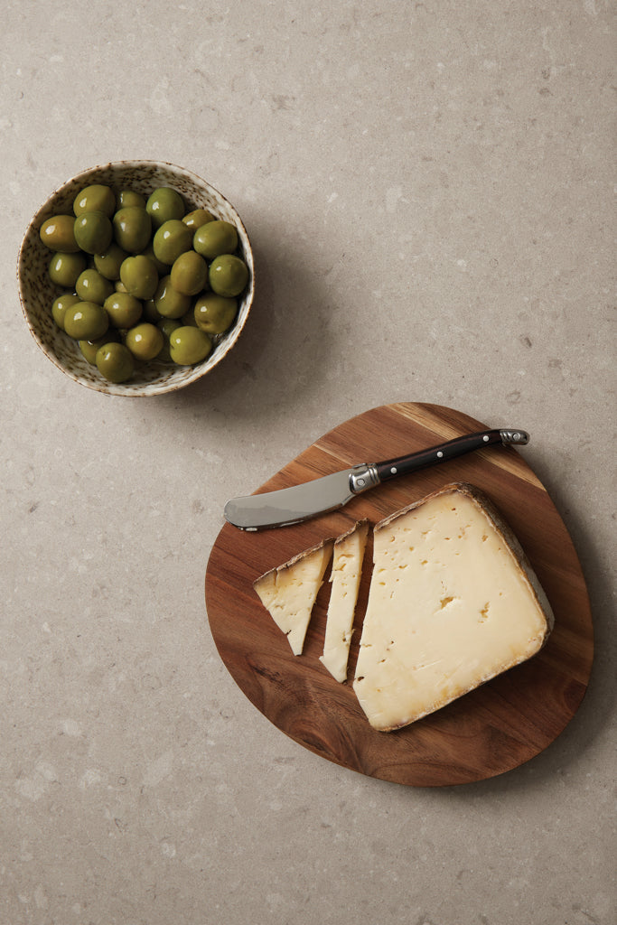 Vinga Veia serving board S in wood, with a smooth rectangular surface and rounded edges, ideal for serving cheeses and snacks.