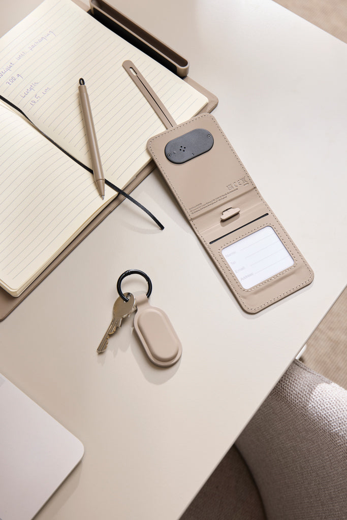 Load image into Gallery viewer, Vinga Altimore RCS key tag with finder for phone and tablet accessories, featuring a compact, dual-function design.
