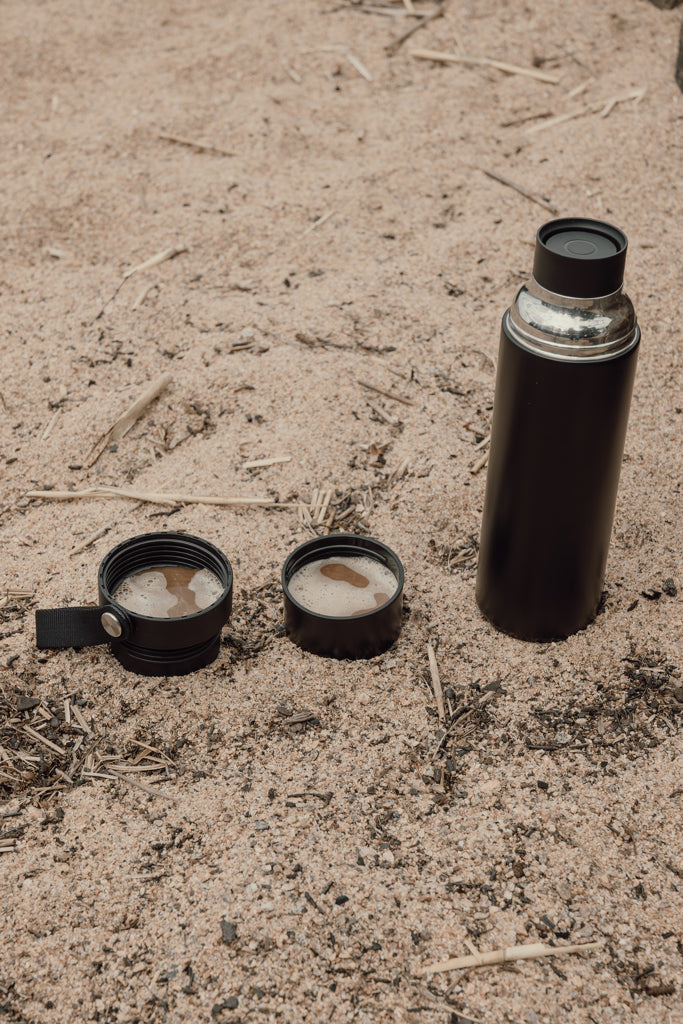 Load image into Gallery viewer, Vinga Tono RCS double-wall 750 ML thermos drinkware with two cups, stainless steel construction, and secure lid.