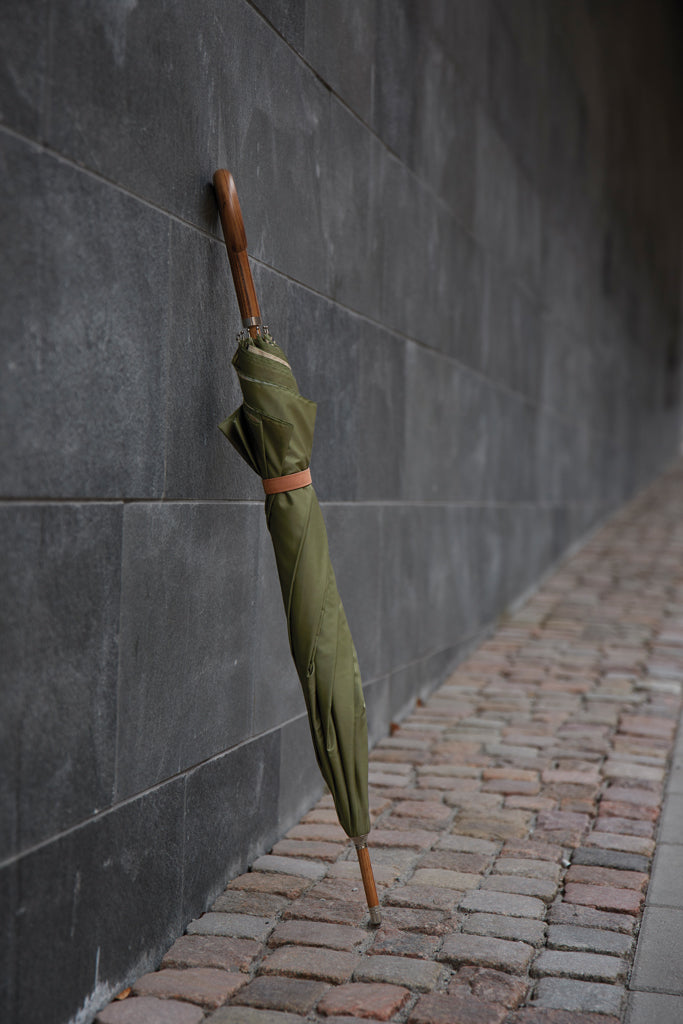 Load image into Gallery viewer, Recycled pet 23-inch umbrella by Vinga with a vibrant canopy and sturdy handle, designed for rain protection and eco-friendly use.