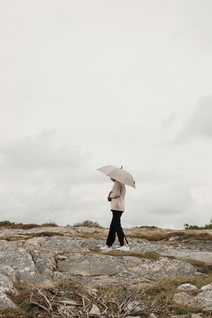 Load image into Gallery viewer, Vinga Baltimore AWARE™ RPET 23-inch umbrella open with navy blue canopy and sturdy handle, eco-friendly design.
