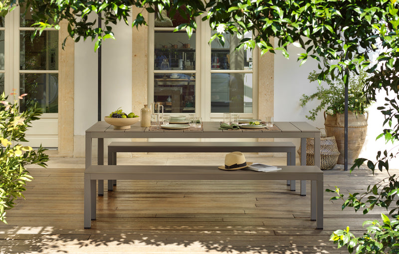 Load image into Gallery viewer, Nardi Aluminum Rio outdoor bench with sleek design and aluminum slats, suitable for garden or patio seating.