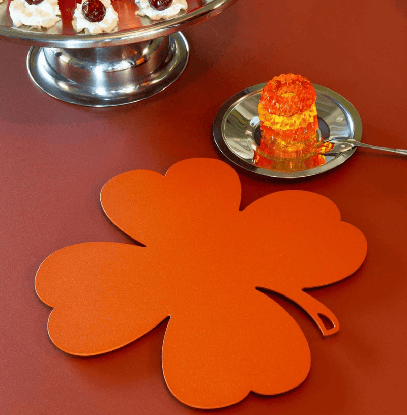 Load image into Gallery viewer, Fermob TRÈFLE metal non-slip pad trivet, 27x27 cm, with a decorative orange candied design for protecting surfaces.