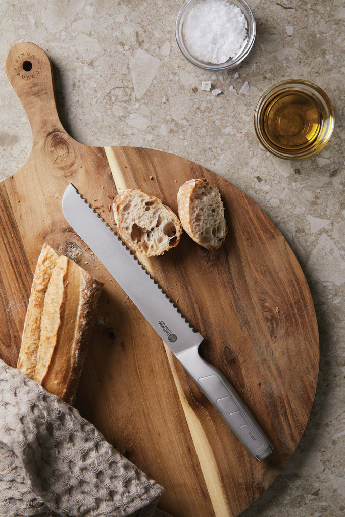 Vinga Hattasan bread knife with a stainless steel blade and ergonomic handle, ideal for slicing bread easily and precisely.