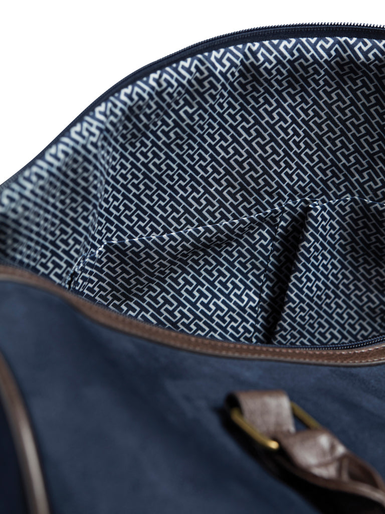 Load image into Gallery viewer, Hunto Weekend Bag - Custom Wood Designs
