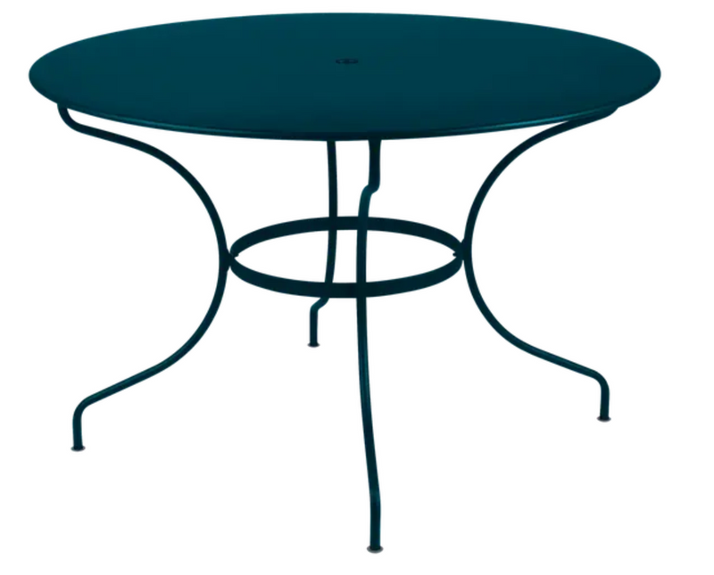 Load image into Gallery viewer, Fermob OPÉRA+ outdoor metal table in Acapulco Blue, 117 cm diameter, perfect for six-seater outdoor dining.
