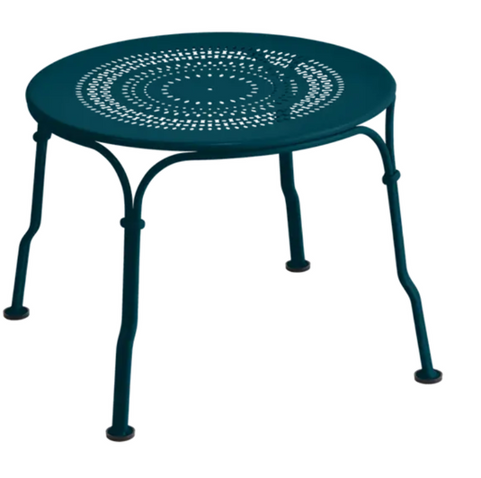 Fermob 1900 low metal table with 45 cm diameter, featuring a modern circular design and smooth surface.
