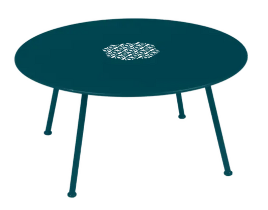 Fermob LORETTE low metal coffee table in Acapulco blue with a white top, 80cm diameter, suitable for outdoor use.