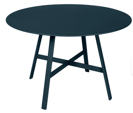 Fermob SO'O oval oak table with 117cm diameter, featuring a natural oak surface and sturdy table design for restaurant or hotel use.