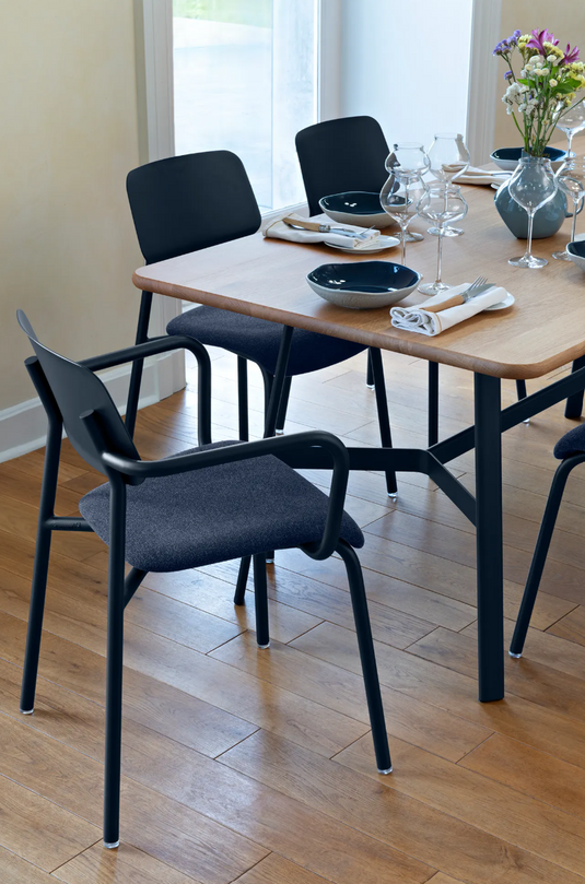 Fermob SO'O oak dining table, 180x90 cm, with six seats, made of natural oak wood, suitable for restaurant or home use