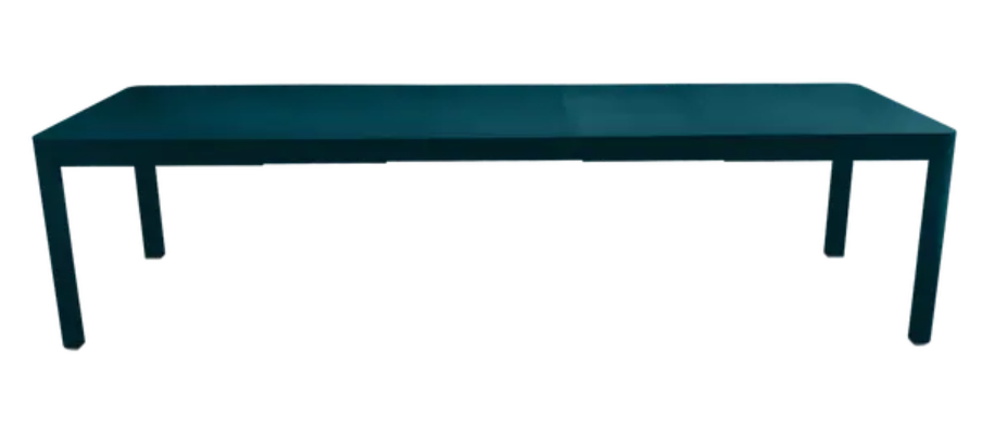 Large Fermob Ribambelle XL extendable metal table with Acapulco color, 14-seater, ideal for hospitality and large gatherings.