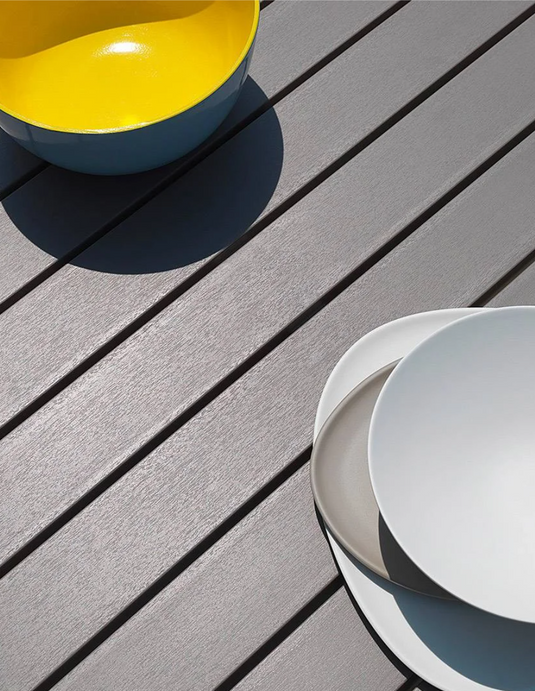 Alloro 210–280 extensible outdoor table by Nardi in natural wood finish, showing its elegant design and extendable feature.