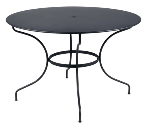 Fermob OPÉRA+ outdoor metal table in anthracite with 117 cm diameter, six-seater for garden or patio dining.