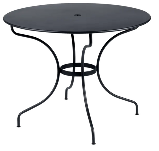 Fermob OPÉRA+ outdoor metal table with a 96 cm diameter in antracite, designed for five-seater patio dining.